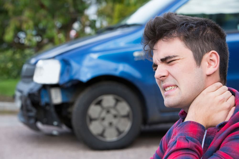 Whiplash (smagnięcie biczem) – objawy i leczenie urazu kręgosłupa szyjnego po wypadku