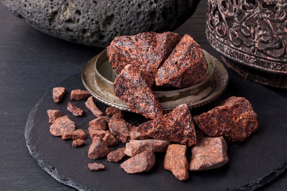 Smocza krew w postaci kawałków żywicy.