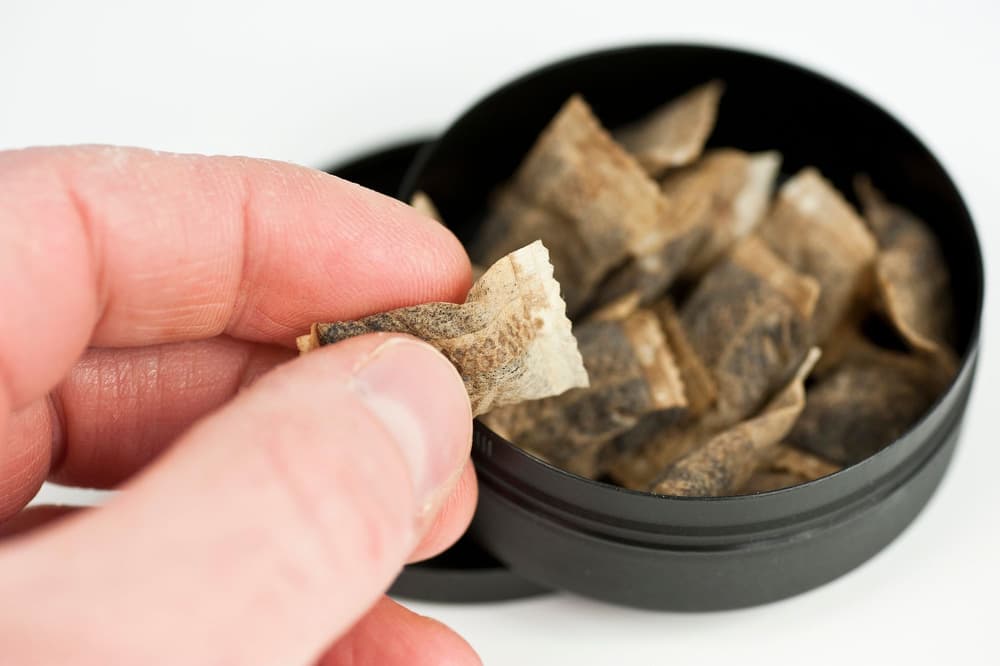 Snus – czym się różni od woreczków nikotynowych i dlaczego nie jest w Polsce legalny?
