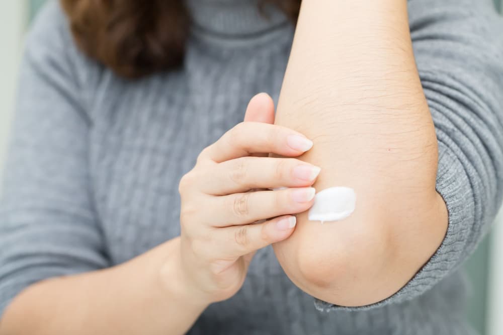 Suche łokcie – przyczyny, kosmetyki, zabiegi, domowe sposoby na nawilżenie i zmiękczenie