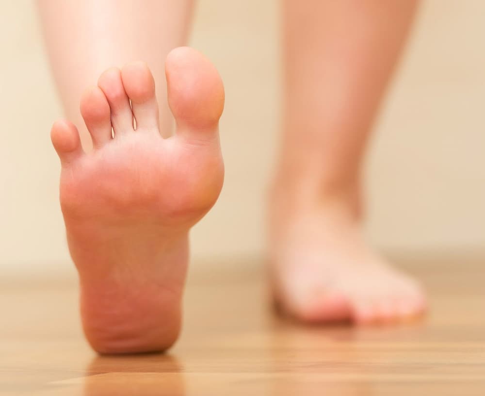 Suche, szorstkie i pękające pięty – jak się ich pozbyć?