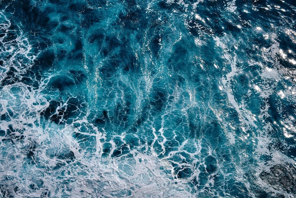 wzburzone wody oceanów 