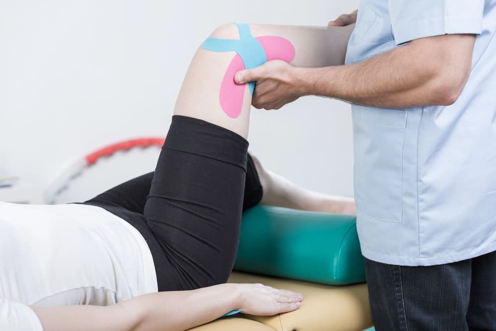 Taping (kinesiotaping) – co to jest? Na czym polega plastrowanie dynamiczne?