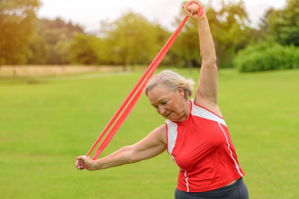 Taśmy oporowe – jak wykorzystać je w treningu? Przykłady ćwiczeń i efekty