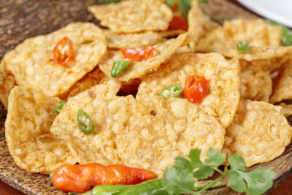 Tempeh – jak smakuje? Czym się różni od tofu? Przepisy