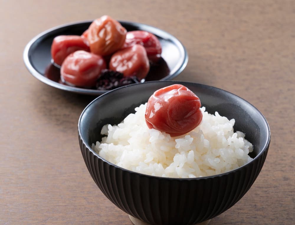 Śliwki umeboshi – dlaczego są tak zdrowe? Jak je wykorzystać w kuchni?
