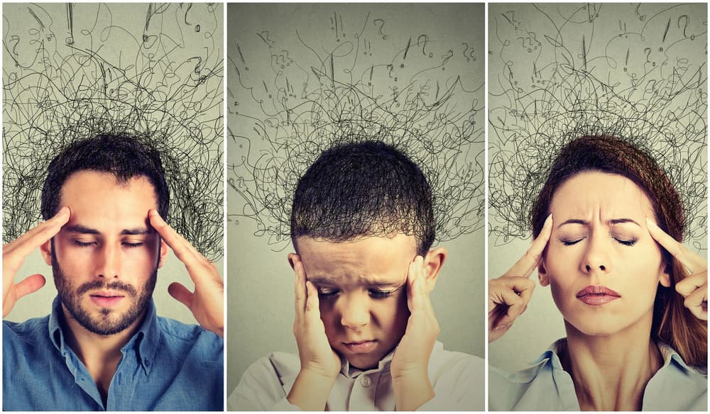 mężczyzna, dziecko i kobieta trzymający się za głowę