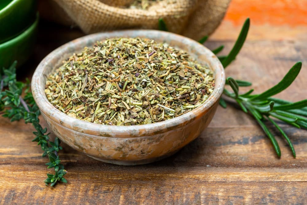 zioła prowansalskie w miseczce