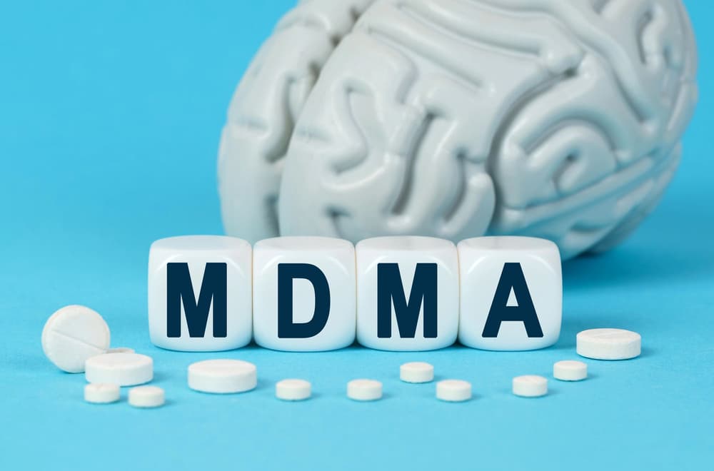 MDMA napis, model mózgu i białe tabletki MDMA napis, model mózgu i białe tabletki