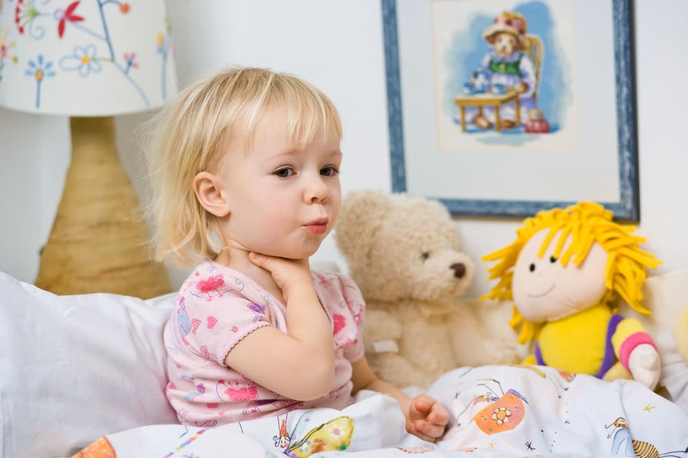 małe kaszlące dziecko trzymające się za szyję małe kaszlące dziecko trzymające się za szyję