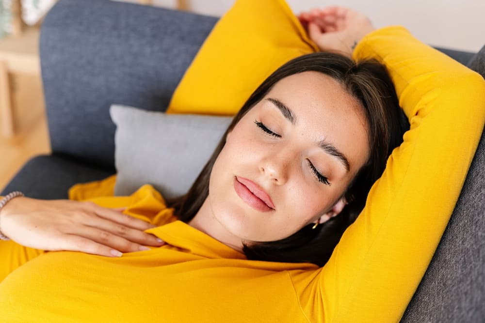 młoda kobieta drzemiąca na kanapie młoda kobieta drzemiąca na kanapie