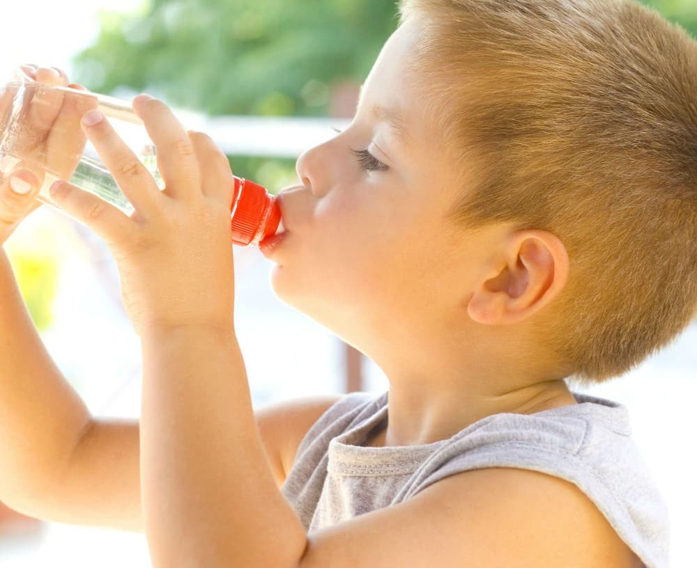 Nawadnianie dziecka – co robić przy odwodnieniu spowodowanym biegunką i wymiotami? Nawadnianie dziecka – co robić przy odwodnieniu spowodowanym biegunką i wymiotami?
