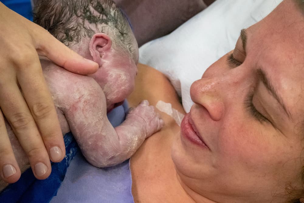 kobieta z nowo narodzonym dzieckie na piersi kobieta z nowo narodzonym dzieckie na piersi