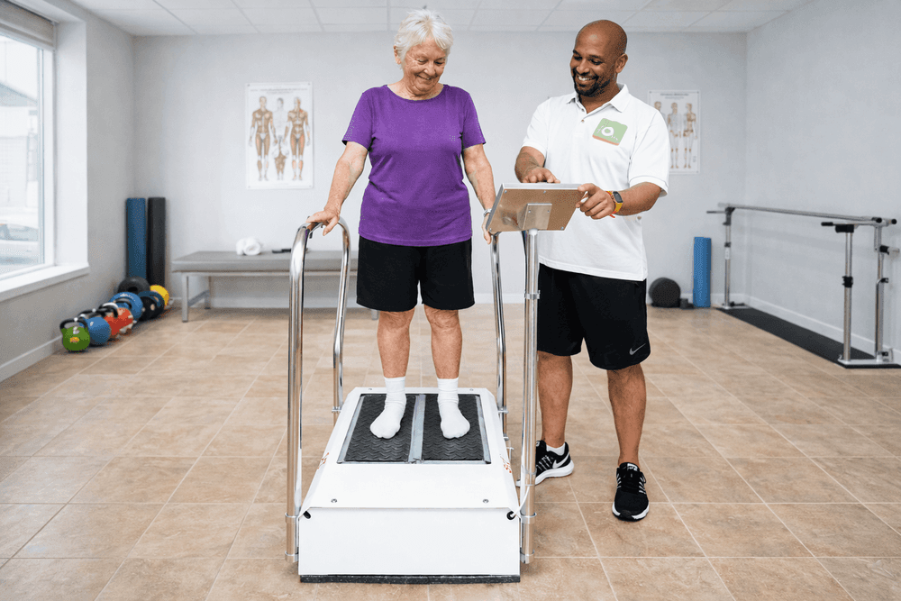 starsza kobieta na rezonansie stochastycznym z instruktorem starsza kobieta na rezonansie stochastycznym z instruktorem