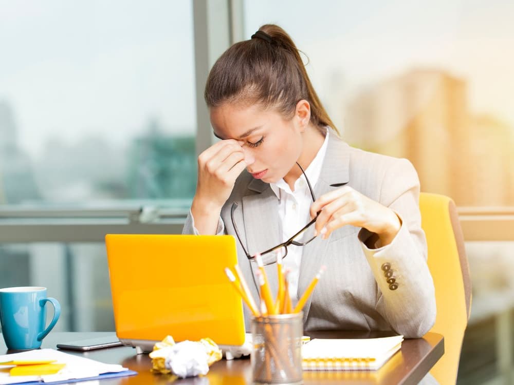 zmęczona kobieta siedząca przed laptopem zmęczona kobieta siedząca przed laptopem