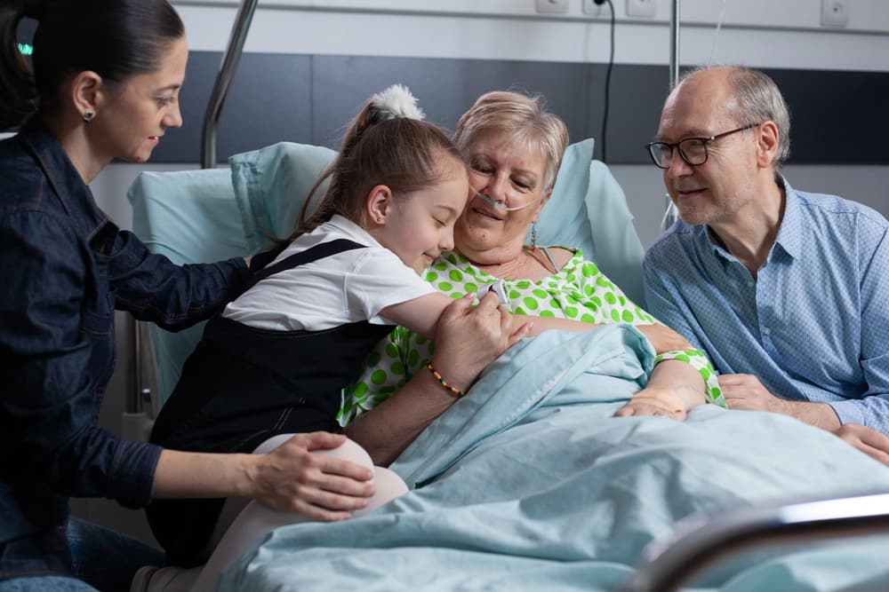 dziewczynka przytulająca się do babci w szpitalu dziewczynka przytulająca się do babci w szpitalu