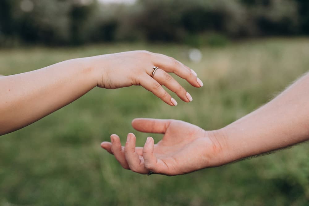 kobieta podaje dłoń mężczyźnie kobieta podaje dłoń mężczyźnie