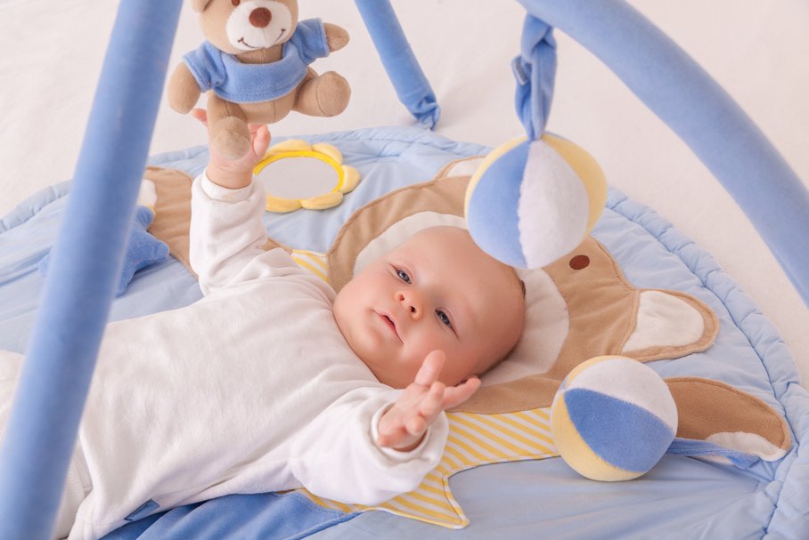 Zabawki dla niemowląt – jakie wybrać, rodzaje, bezpieczeństwo