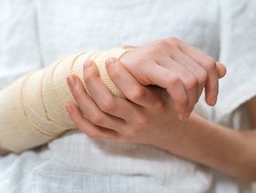 Ile należy nosić gips po złamaniu kości promieniowej?