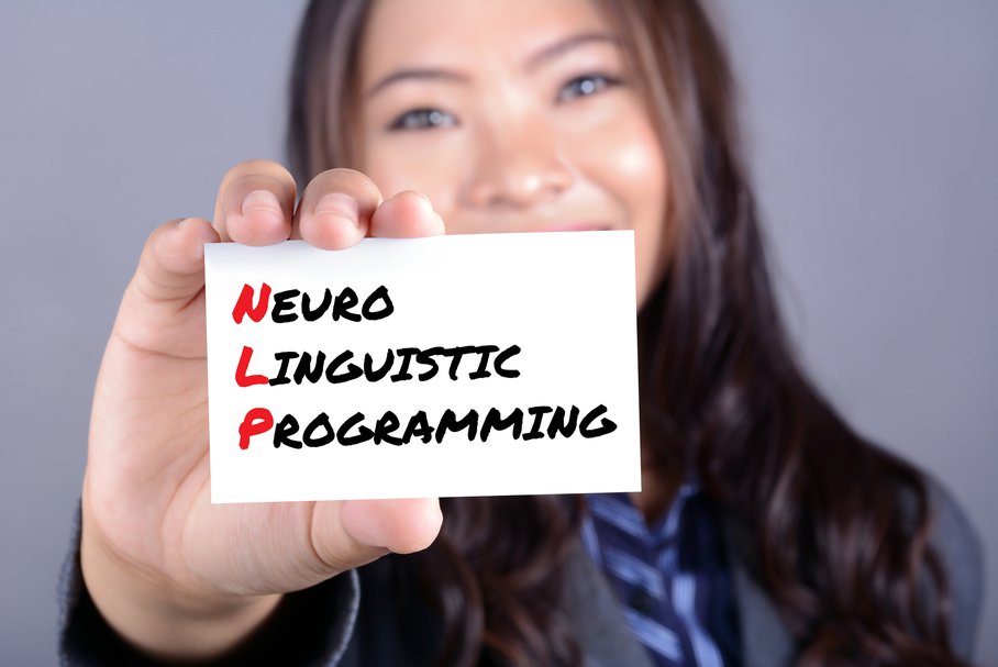 Programowanie neurolingwistyczne (NLP) – co to jest, kiedy się je stosuje, czy działa?