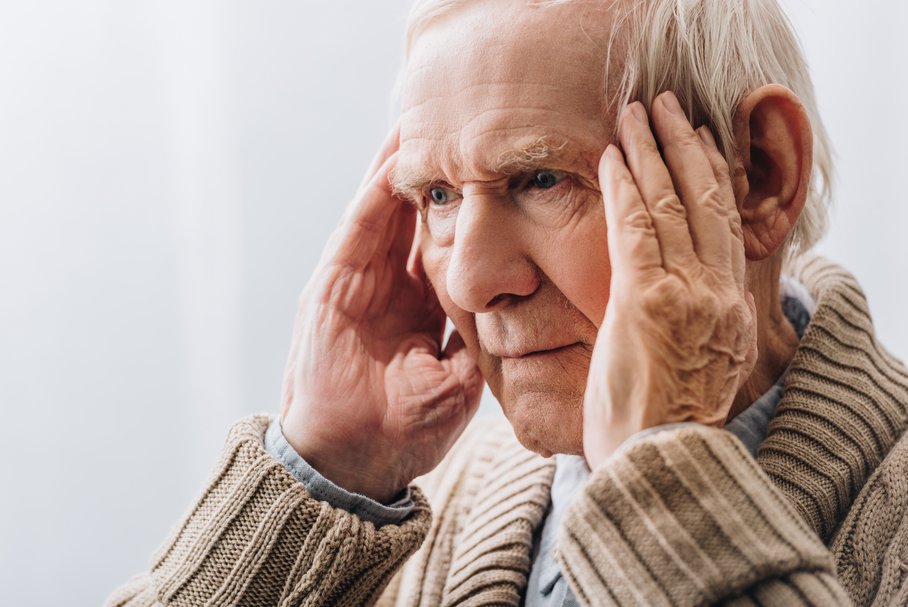 Starszy mężczyzna cierpiący na zaburzenia pracy mózgu.