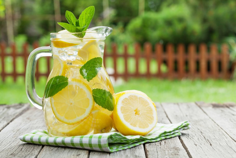 Czy woda z cytryną odchudza? Czy warto pić wodę z cytryną na czczo?