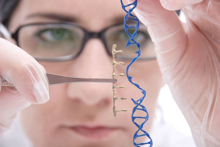 Lekarz trzymająca model łańcucha DNA.