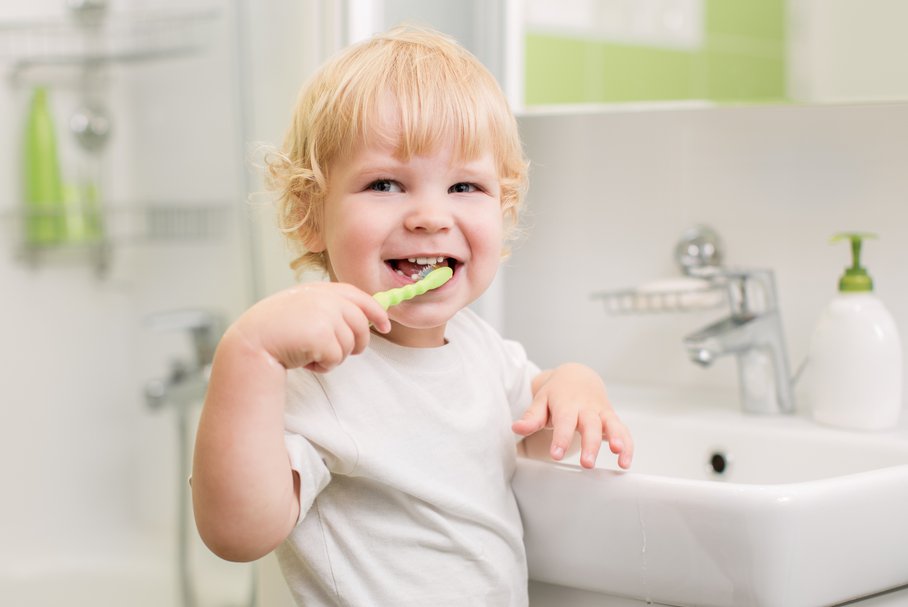 Pierwsza pasta do zębów dla dziecka – z fluorem czy bez?