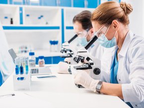 Laboranci podczas przeprowadzania badania w laboratorium.