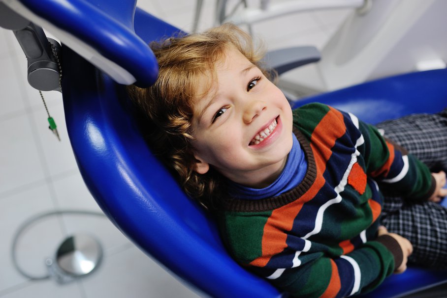Lakowanie zębów u dziecka – kiedy i jak lakować zęby u dzieci