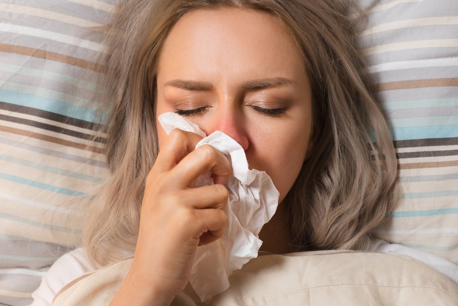 Domowe sposoby na katar alergiczny – jak leczyć lekami i naturalnie?