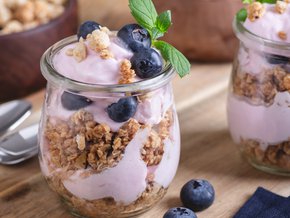 Jogurt z dodatkami.