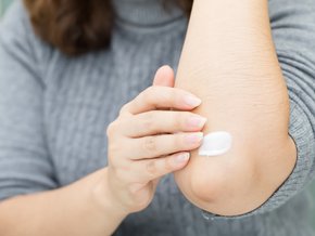 Suche łokcie – przyczyny, kosmetyki, zabiegi, domowe sposoby na nawilżenie i zmiękczenie
