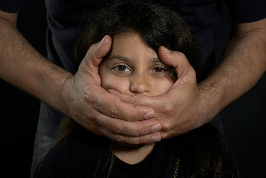 Wykorzystywanie seksualne dzieci – objawy i skutki. Jak pomóc molestowanym seksualnie dzieciom?