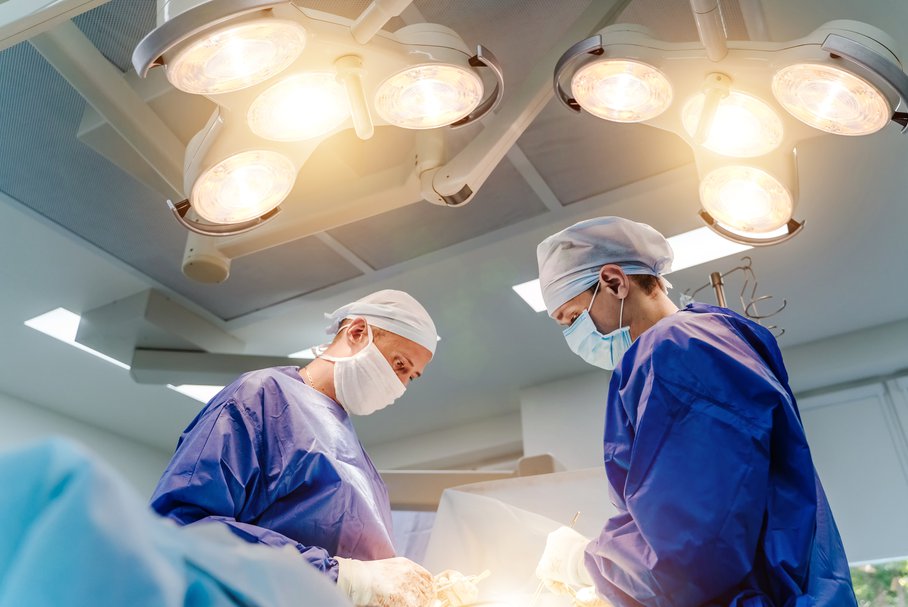 Chirurdzy podczas zabiegu transplantacji.