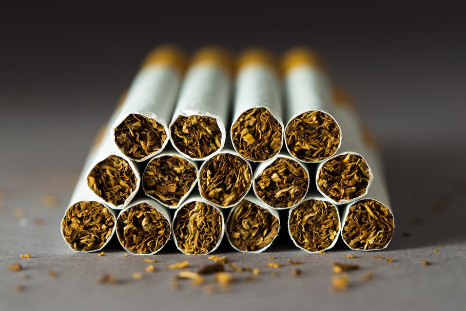 Kaszel palacza – jakie daje objawy? Jakie są sposoby na kaszel po papierosach?