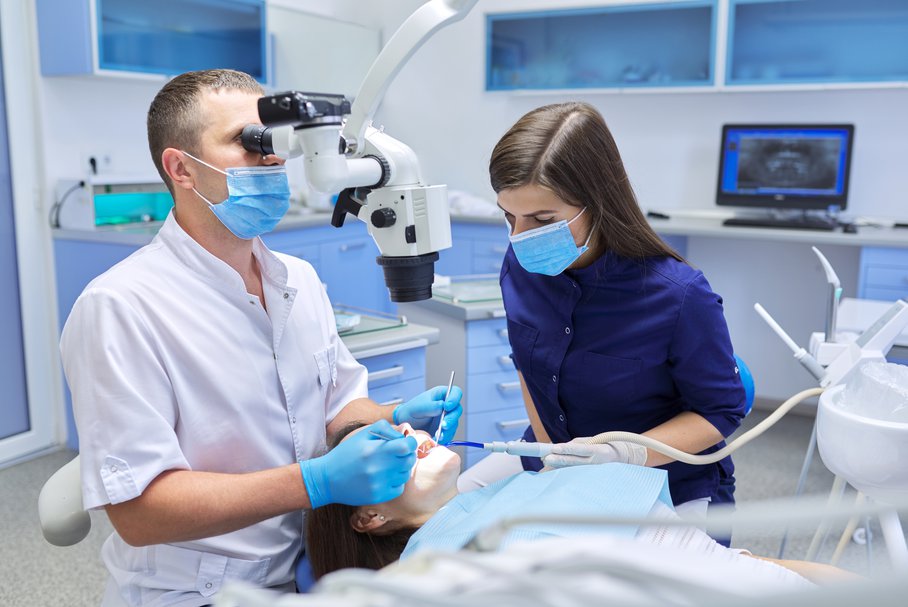 Leczenie zęba pod mikroskopem – jak przebiega endodoncja mikroskopowa?