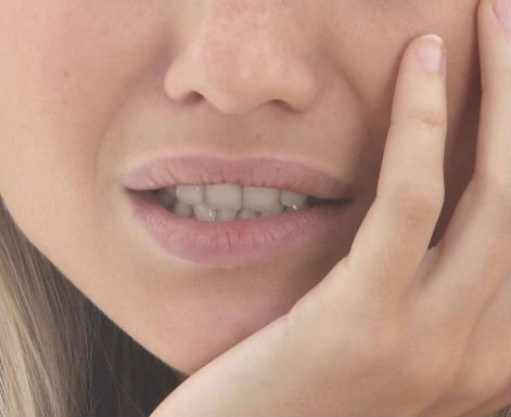 Aftowe zapalenie jamy ustnej – przyczyny, objawy, leczenie