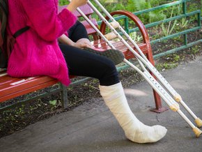 Kule ortopedyczne – jakie są rodzaje, które wybrać, jak chodzić o kulach?
