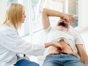 Jak wygląda leczenie przepukliny kresy białej?