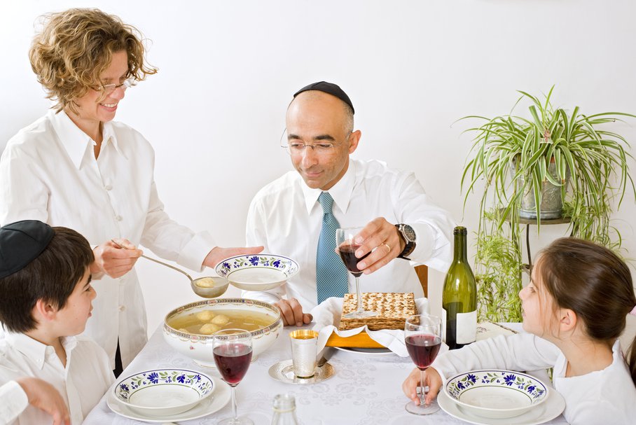 Żydowska rodzina jedząca obiad.