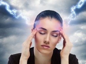 Młoda kobieta cierpiąca na brain zaps.