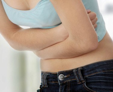 Skurcze żołądka – jakie są przyczyny i jak sobie radzić?