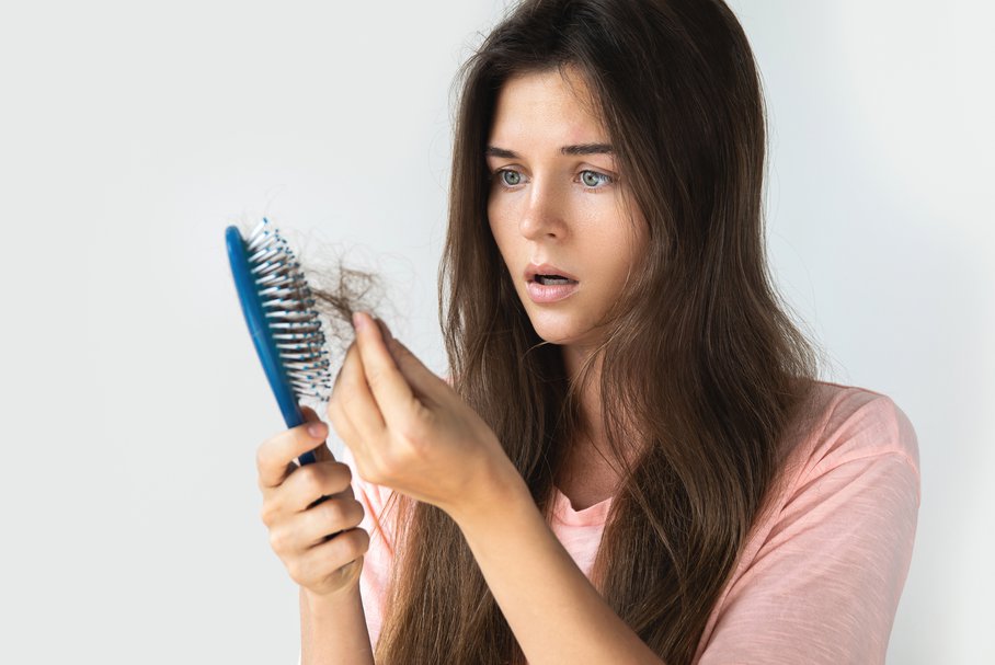 Co na wypadanie włosów? Najlepsze preparaty, zabiegi, leki i domowe sposoby