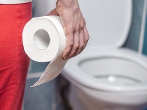 Mężczyzna korzystający z toalety.