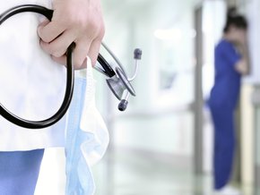 Rak endometrium – czynniki ryzyka, objawy, jak długo się rozwija, przerzuty, leczenie, rokowanie