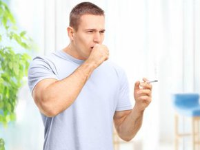 Męczący, duszący kaszel po papierosach – co oznacza, jak wygląda i jak go leczyć?