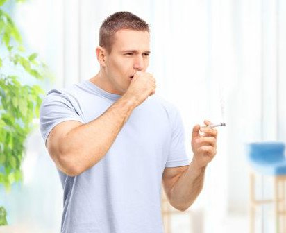 Męczący, duszący kaszel po papierosach – co oznacza, jak wygląda i jak go leczyć?