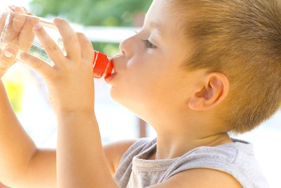 Nawadnianie dziecka – co robić przy odwodnieniu spowodowanym biegunką i wymiotami?