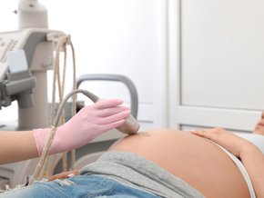 Kobieta podczas badania genetycznego USG